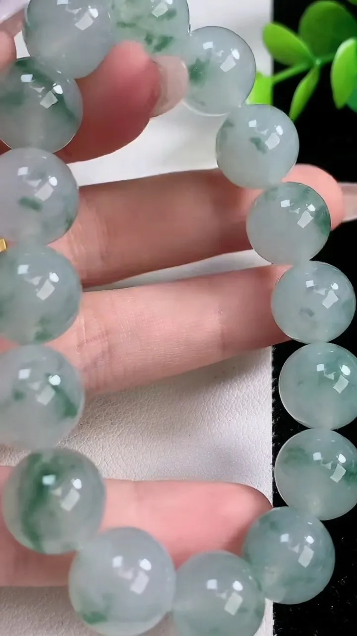 天然A货翡翠种飘花圆珠手串，尺寸12.7-16颗，重量:58.17g12月10日
工厂直销收藏佳品,种好水足，色泽均匀，有种有色，上手高大气！
