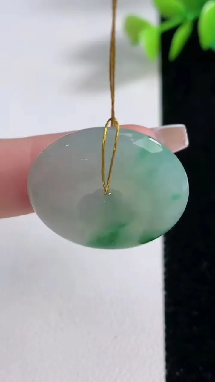 天然A货翡翠平安扣吊坠，尺寸25-5.7，重量:9.08g
12月10日