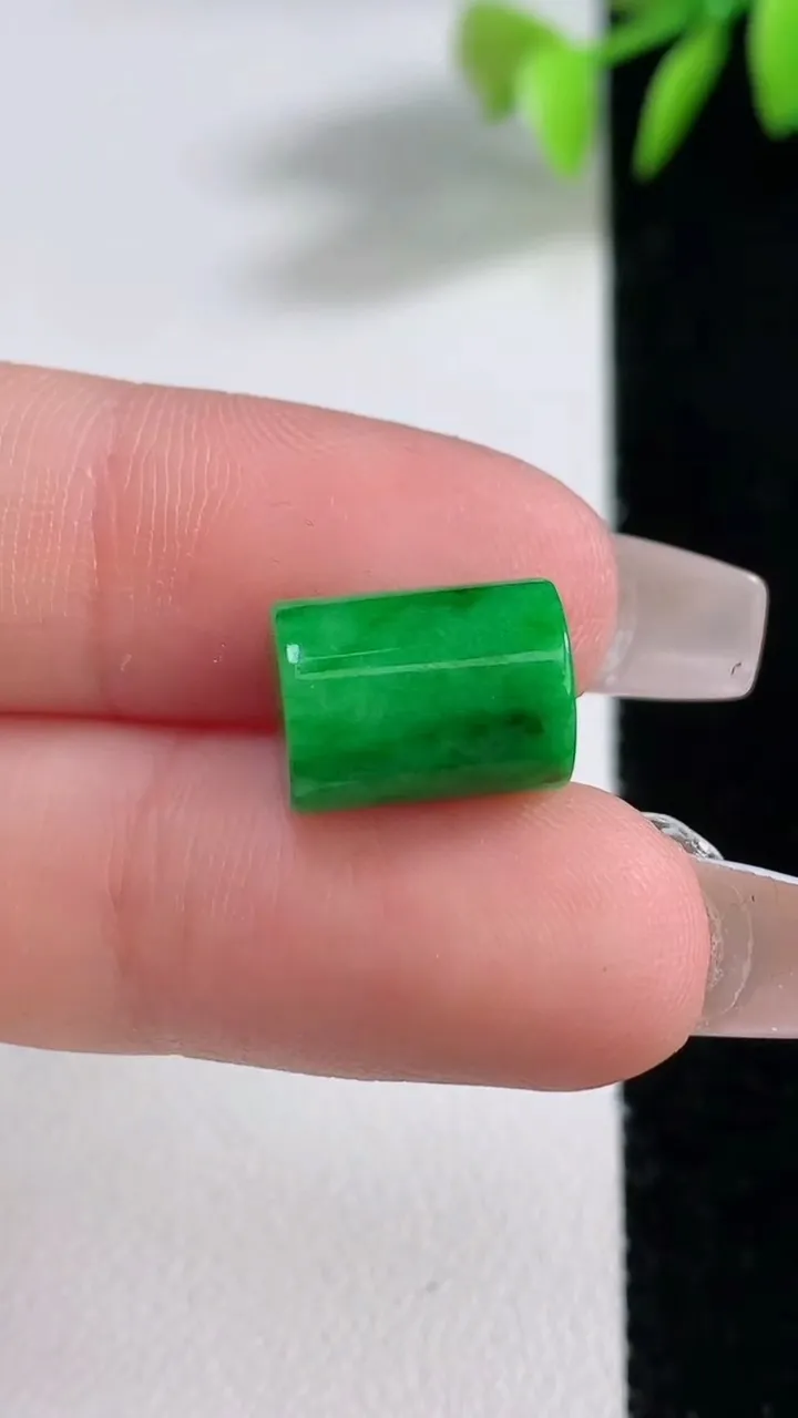 天然A货翡翠平安柱镶嵌件，尺寸11.5-8.7，重量:2.76g
12月10日