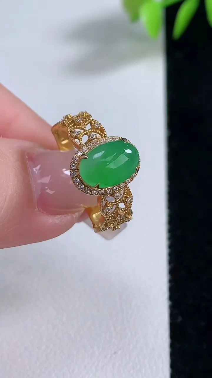 天然A货翡翠蛋面戒指，尺寸18-9.3-6.2，重量:2.37g2025年12月10日
工厂直销收藏佳品,种好水足，色泽均匀，有种有色，上手高大气！