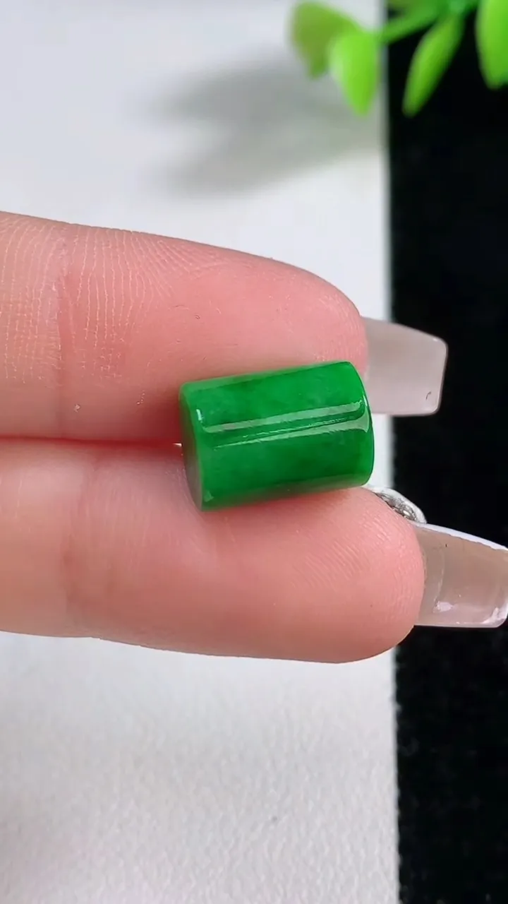 天然A货翡翠平安柱镶嵌件，尺寸11.5-8.7，重量:2.76g
12月10日