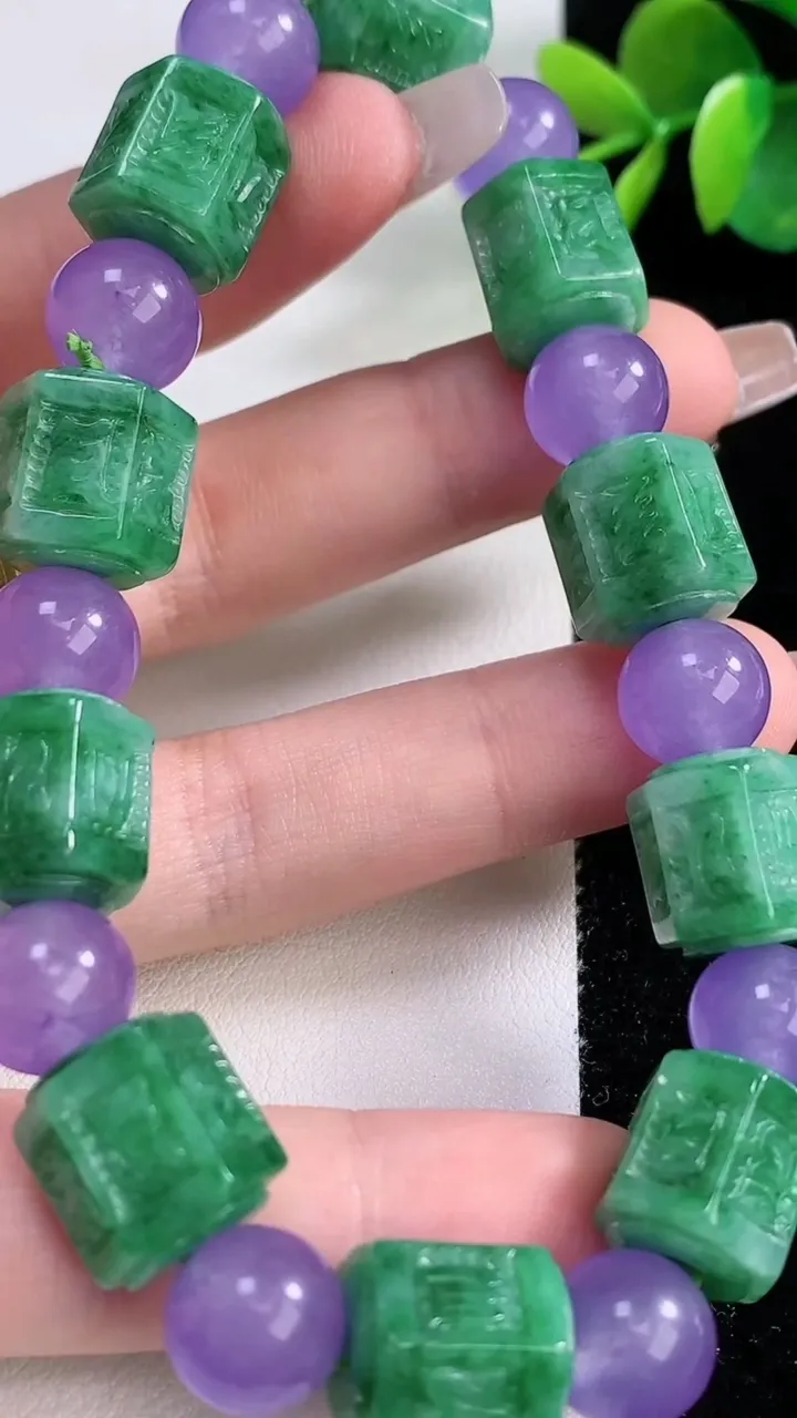 天然A货翡翠路路通手串，尺寸12.3-10.6-10颗，重量:50.00g12月10日
工厂直销收藏佳品,种好水足，色泽均匀，有种有色，上手高大气！