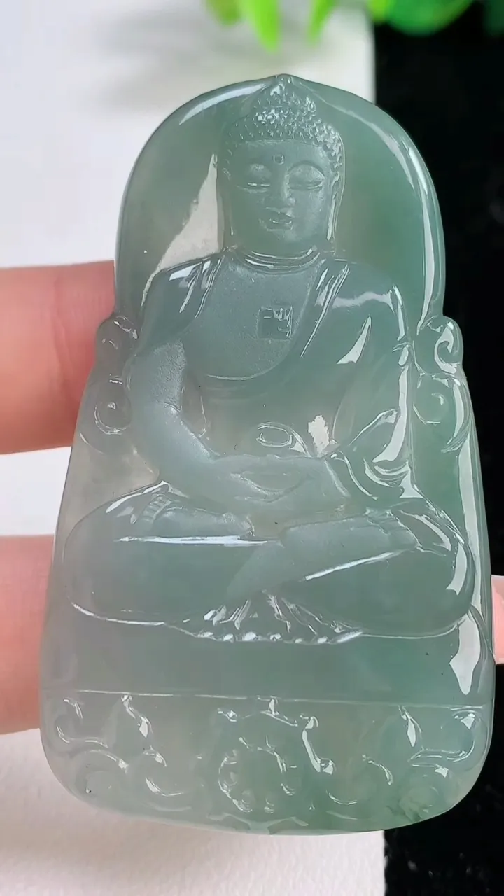 天然A货翡翠大日如来吊坠，尺寸58.8-35.2-5，重量:24.92g
12月10日