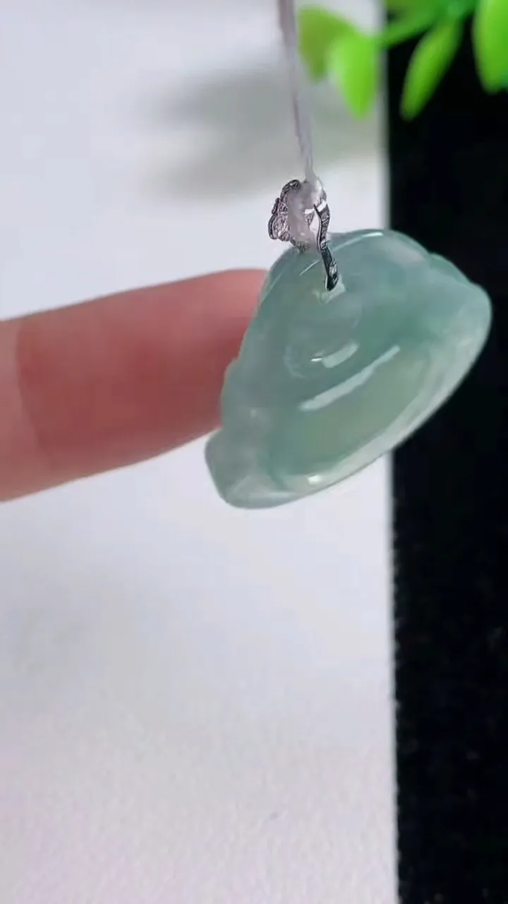 天然A货翡翠佛公吊坠，尺寸21.5-24.6-5.4，重量:4.38g
12月10日