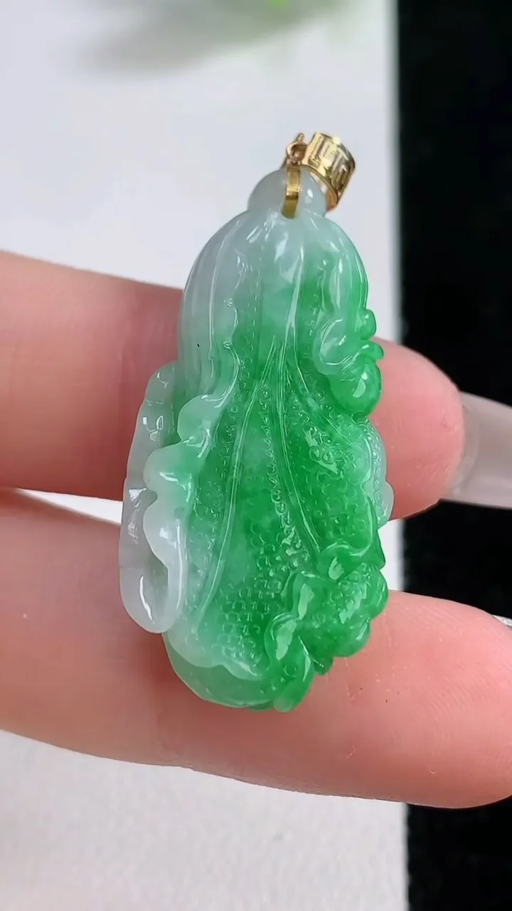 天然A货翡翠白菜吊坠，尺寸34.5-16.5-5.7，重量:5.80g
12月10日