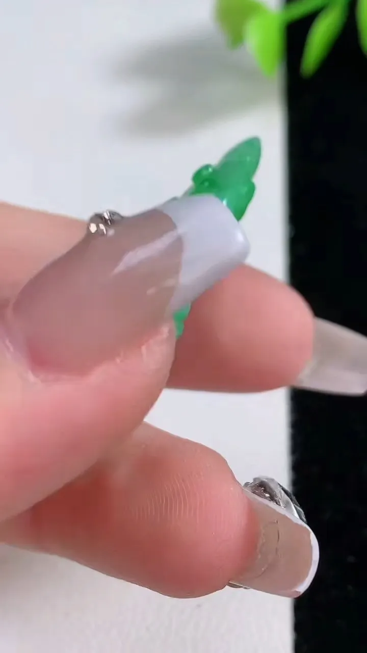 天然A货翡翠白菜吊坠，尺寸38.3-17.6-10.5，重量:9.00g
12月10日