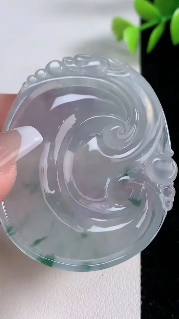 天然A货翡翠种飘花如意吊坠，尺寸55.2-43.6-5.7，重量:26.59g
12月10日