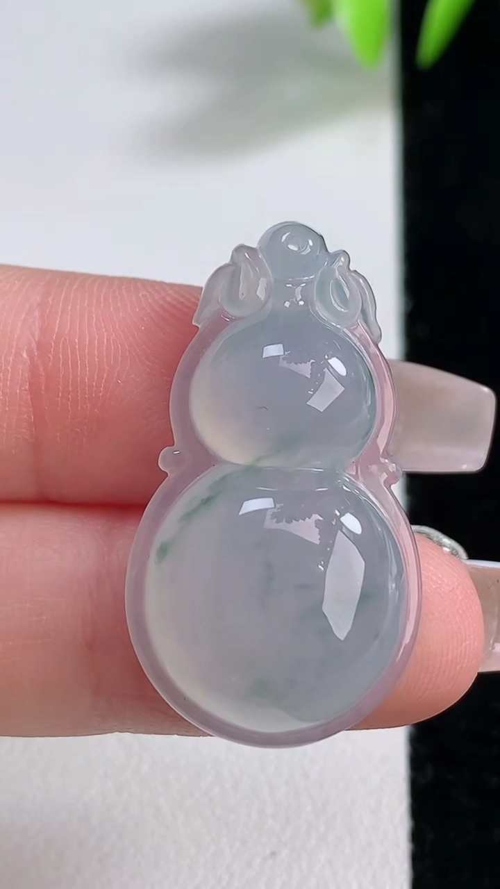 天然A货翡翠冰种飘花葫芦吊坠，尺寸31.8-18-6.5，重量:5.79g
12月10日