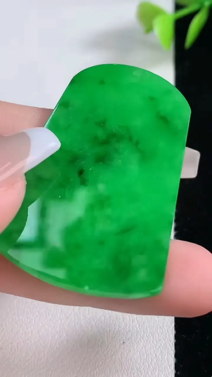 天然A货翡翠无事牌吊坠，尺寸46.3-31.5-2.8，重量:12.21g
12月10日