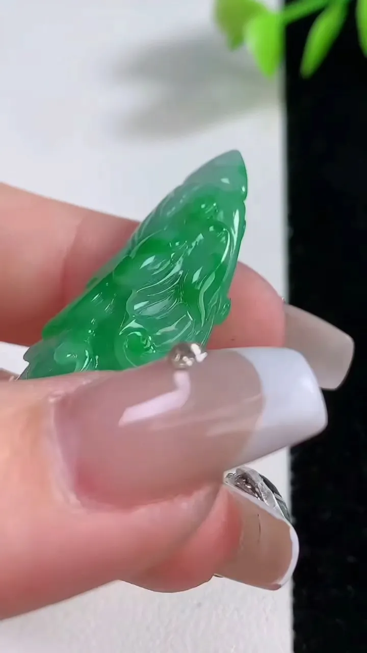 天然A货翡翠白菜吊坠，尺寸38.3-17.6-10.5，重量:9.00g
12月10日