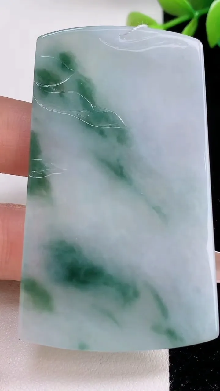 天然A货翡翠冰种飘花大日如来吊坠，尺寸65.3-37.6-5，重量:33.60g
12月10日