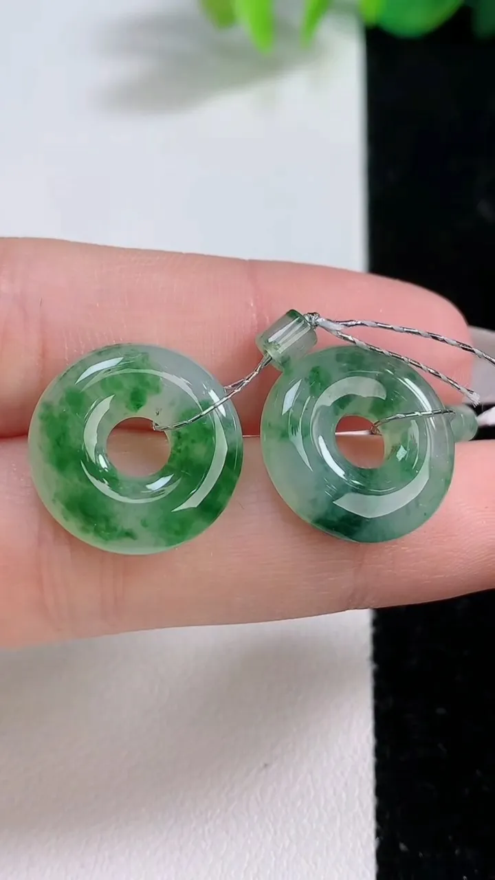 天然A货翡翠冰种飘花平安环吊坠一对，尺寸16.6-3.8，重量:4.90g
12月10日