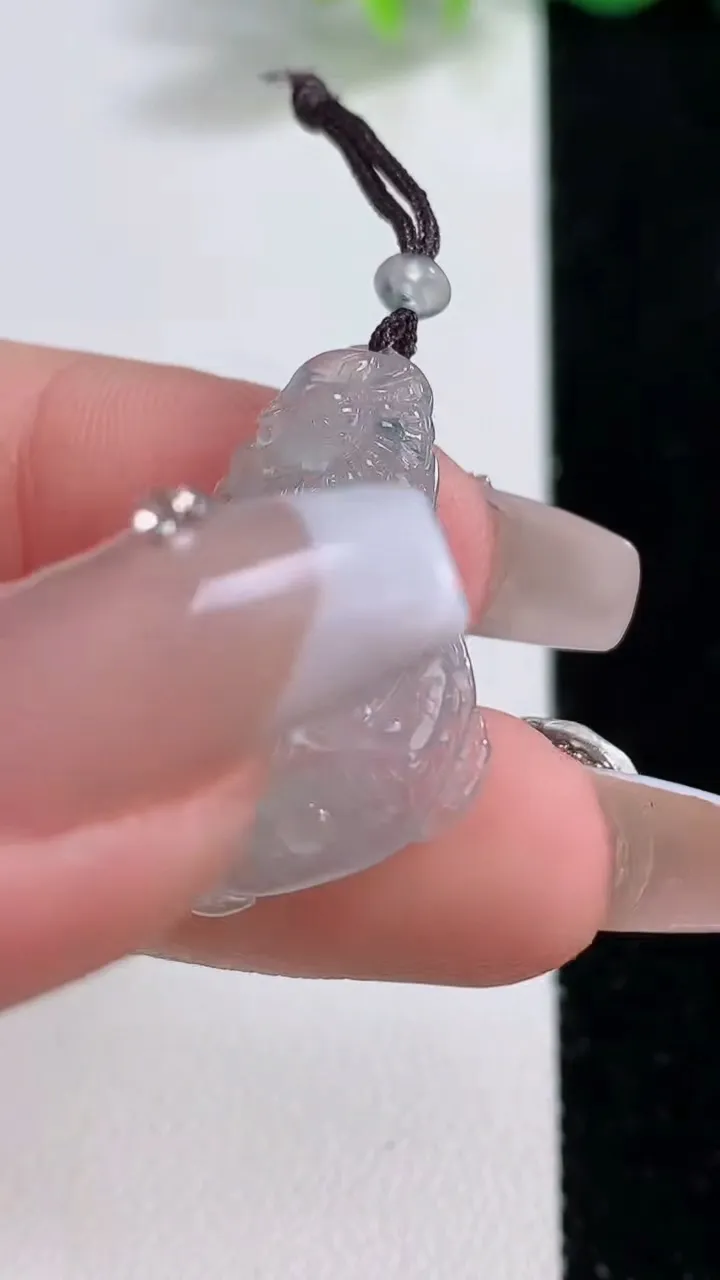 天然A货翡翠冰种飘花龙牌吊坠，尺寸27-21-4.5，重量:3.85g
12月10日