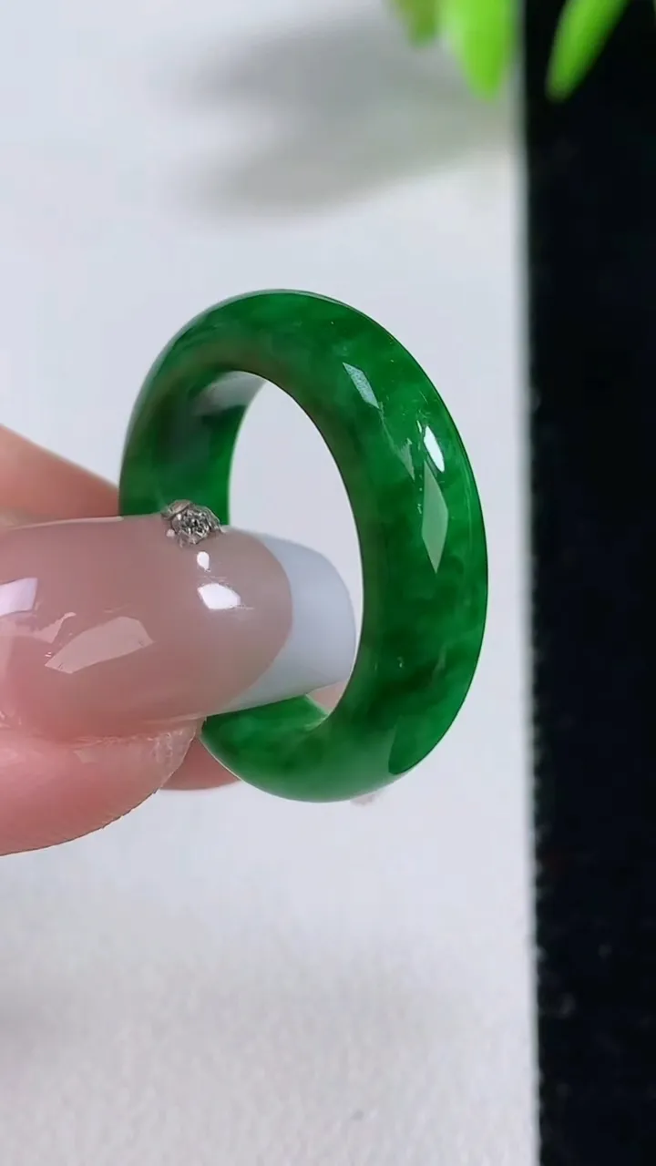 天然A货翡翠指环戒指，尺寸17.2-5-3，重量:3.91g2025年12月10日
工厂直销收藏佳品,种好水足，色泽均匀，有种有色，上手高大气！