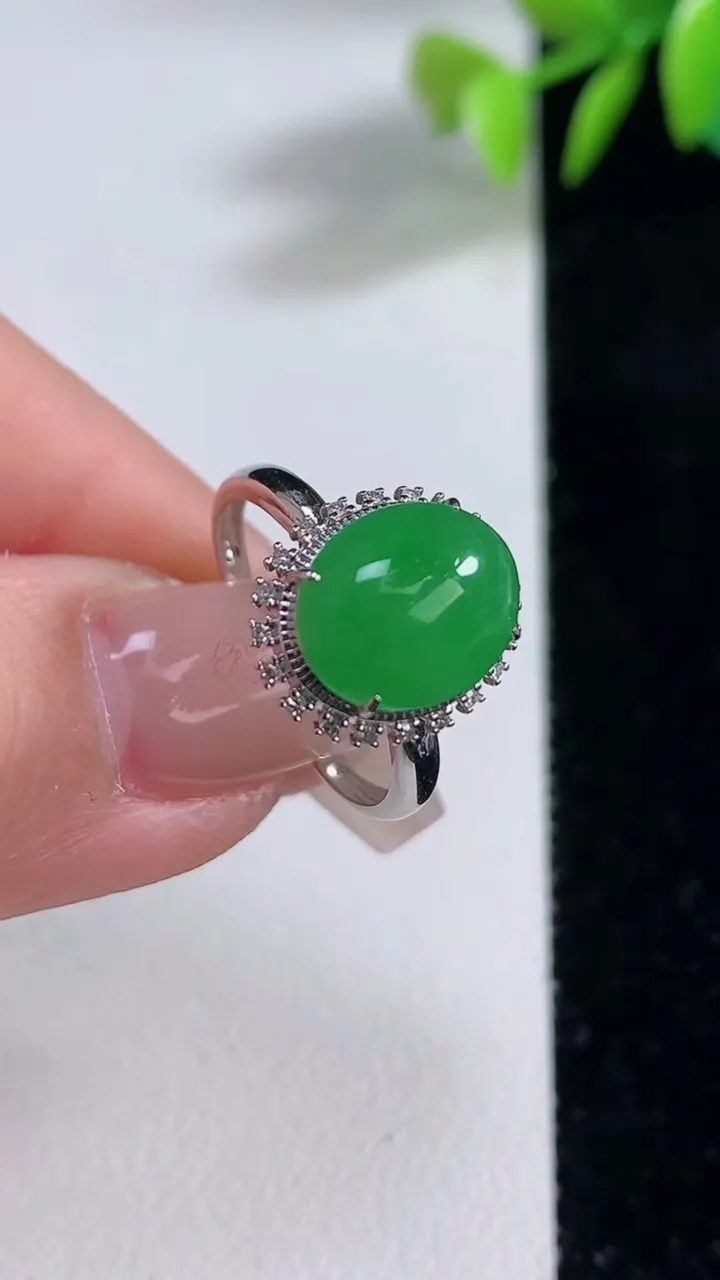 天然A货翡翠蛋面戒指，尺寸17.5-10.3-8.8-8，重量:2.81g2025年12月10日
工厂直销收藏佳品,种好水足，色泽均匀，有种有色，上手高大气！