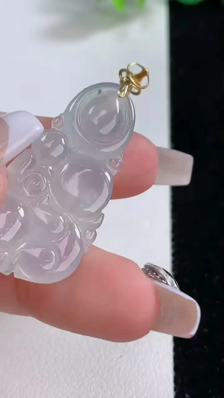 天然A货翡翠种飘花生肖猴吊坠，尺寸37.2-19-5.5，重量:6.55g
12月10日