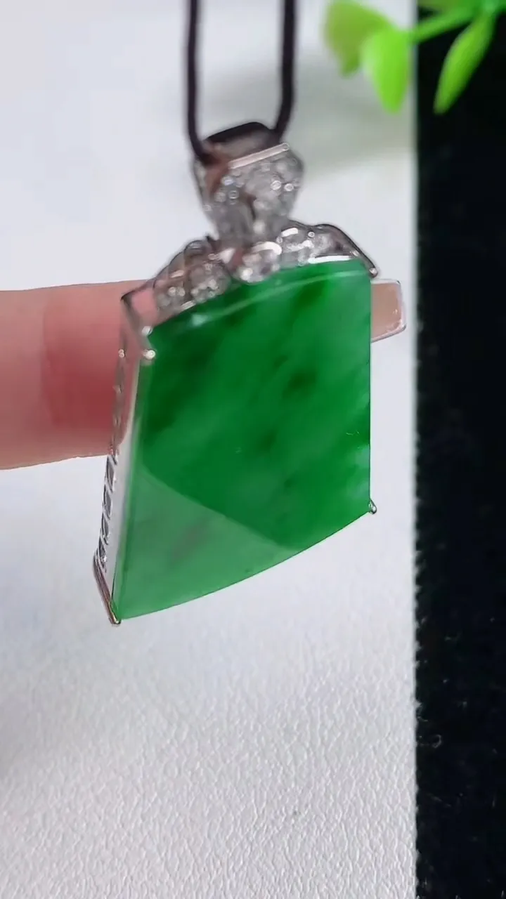 天然A货翡翠无事牌吊坠，尺寸43-33.7-21.4-5.9，重量:8.00g
12月10日