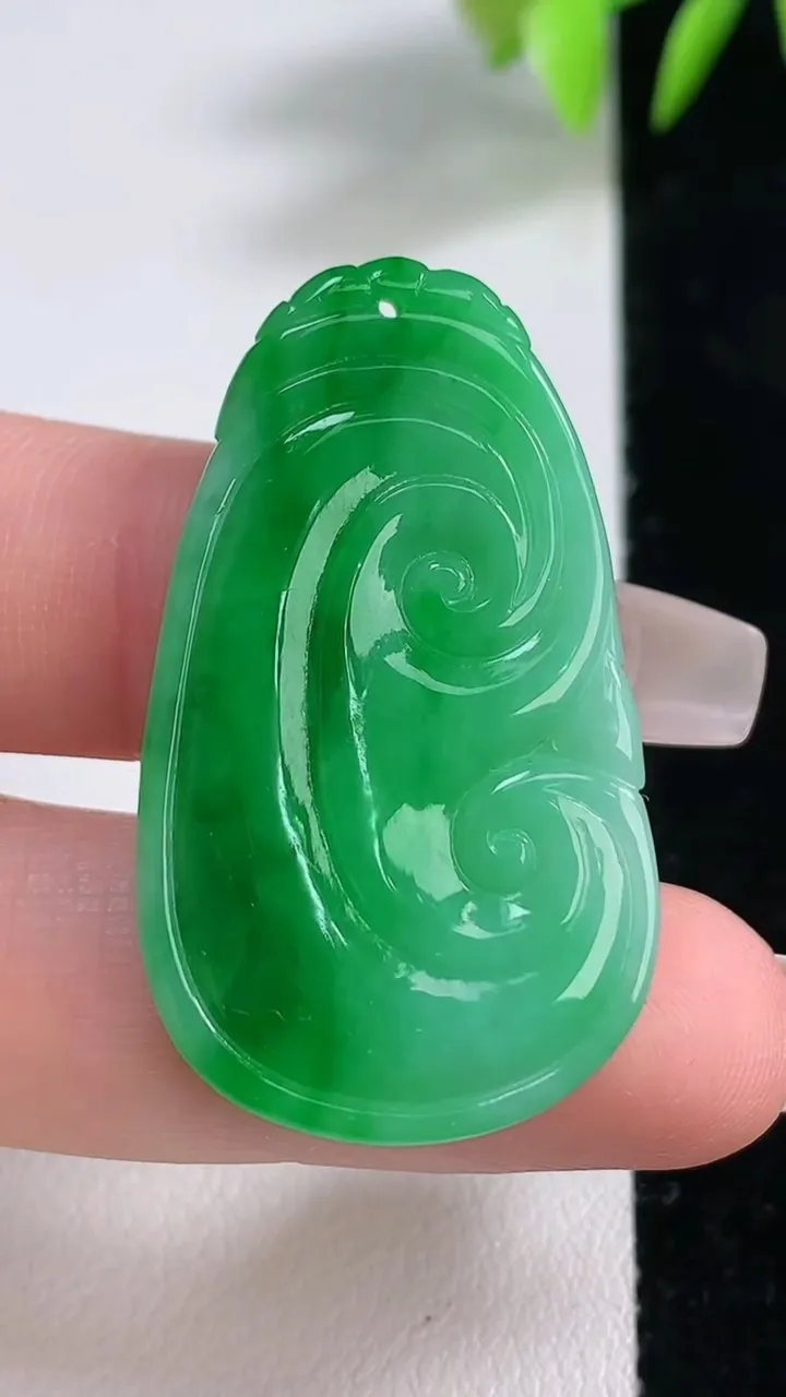 天然A货翡翠如意吊坠，尺寸38.5-22-4.6，重量:9.07g
12月10日