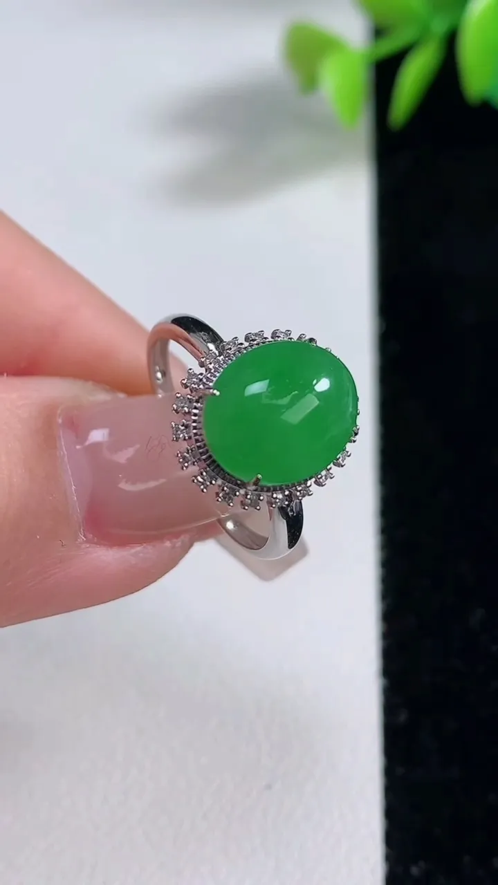 天然A货翡翠蛋面戒指，尺寸17.5-10.3-8.8-8，重量:2.81g2025年12月10日
工厂直销收藏佳品,种好水足，色泽均匀，有种有色，上手高大气！