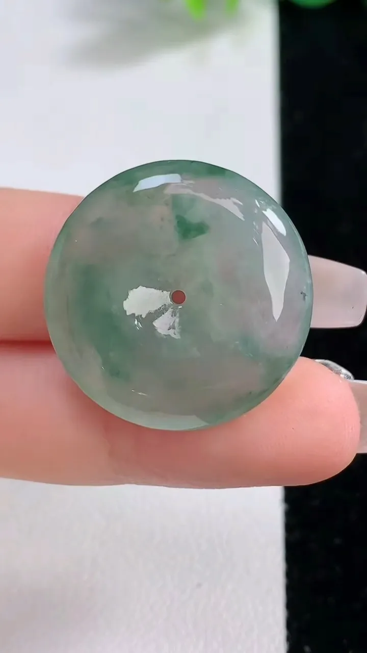 天然A货翡翠冰种飘花平安扣吊坠，尺寸25.6-5.7，重量:8.08g
12月10日