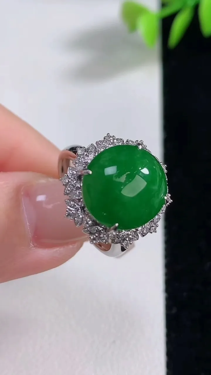 天然A货翡翠蛋面戒指，尺寸17.5-12.6-11.6-11.3，重量:4.52g2025年12月10日
工厂直销收藏佳品,种好水足，色泽均匀，有种有色，上手高大气！