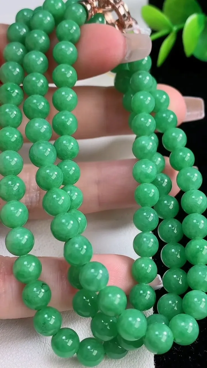 天然A货翡翠圆珠项链，尺寸6.7-94颗，重量:45.92g12月10日
工厂直销收藏佳品,种好水足，色泽均匀，有种有色，上手高大气！
