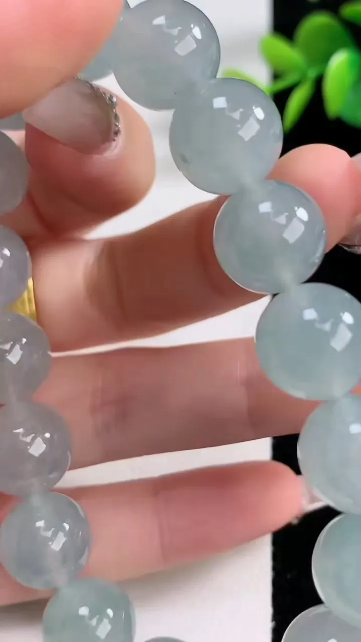 天然A货翡翠种飘花圆珠手串，尺寸12.4-17颗，重量:55.89g12月10日
工厂直销收藏佳品,种好水足，色泽均匀，有种有色，上手高大气！