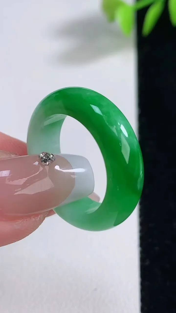 天然A货翡翠指环戒指，尺寸18.4-6.3-3.6，重量:5.48g2025年12月10日
工厂直销