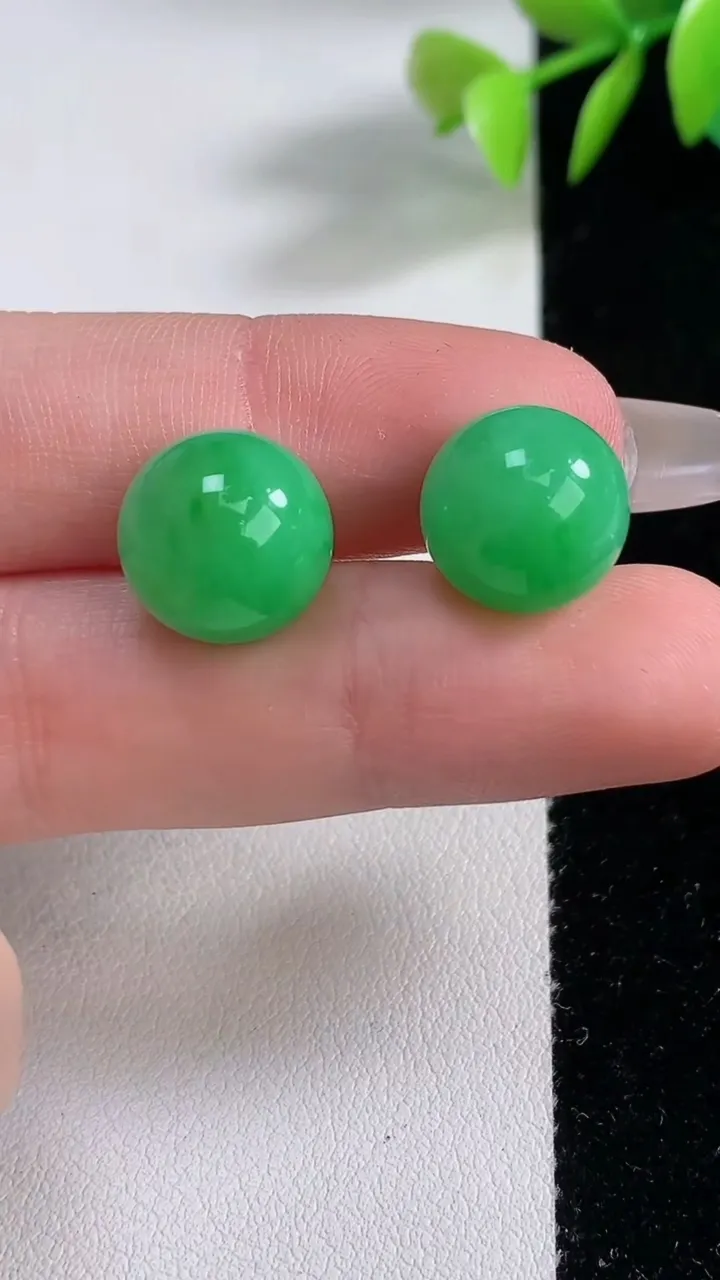 天然A货翡翠圆珠镶嵌件一对，尺寸11.4，重量:8.63g12月10日
工厂直销收藏佳品,种好水足，色泽均匀，有种有色，上手高大气！