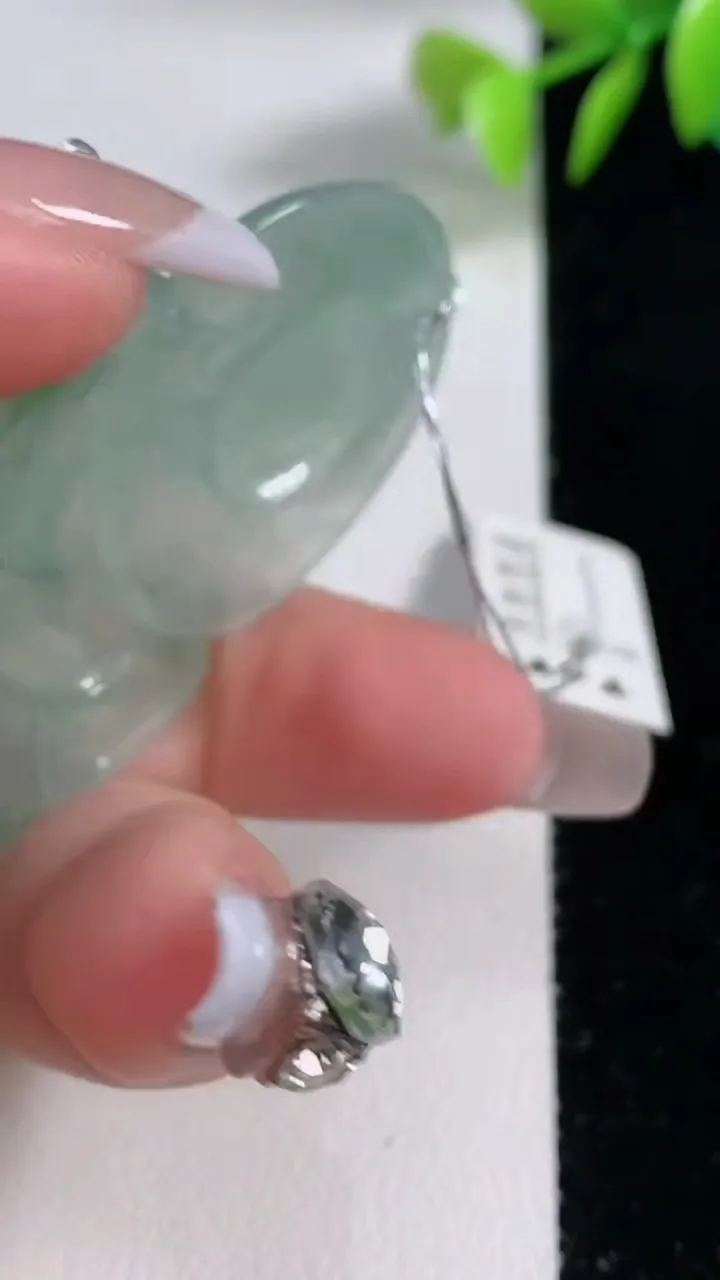 天然A货翡翠种飘花观音菩萨吊坠，尺寸64.2-40.4-6，重量:28.40g
12月10日