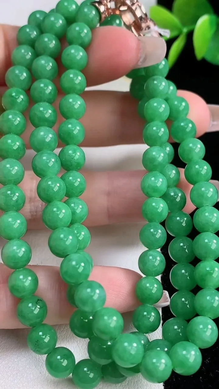 天然A货翡翠圆珠项链，尺寸6.7-94颗，重量:45.92g12月10日
工厂直销收藏佳品,种好水足，色泽均匀，有种有色，上手高大气！