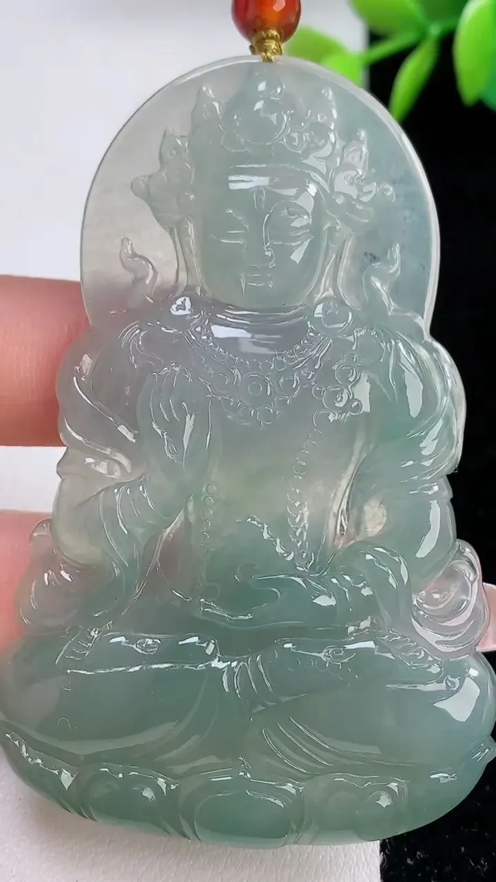 天然A货翡翠度母观音吊坠，尺寸68.4-44.3-5，重量:26.43g
12月10日