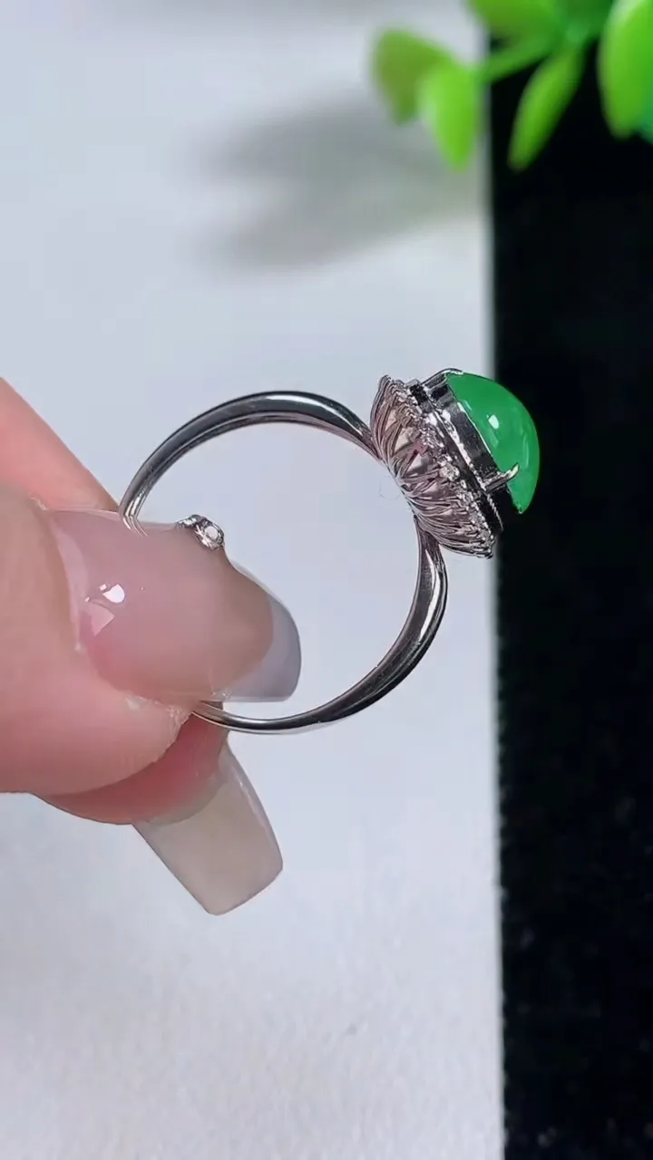 天然A货翡翠蛋面戒指，尺寸17.5-10.3-8.8-8，重量:2.81g2025年12月10日
工厂直销收藏佳品,种好水足，色泽均匀，有种有色，上手高大气！