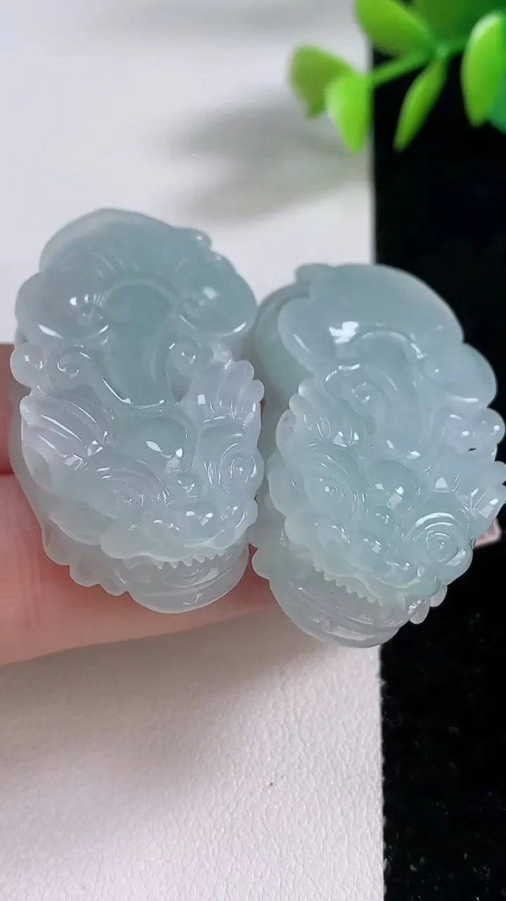 天然A货翡翠貔貅吊坠一对，尺寸38.2-21.6-11.2，重量:50.80g
12月10日