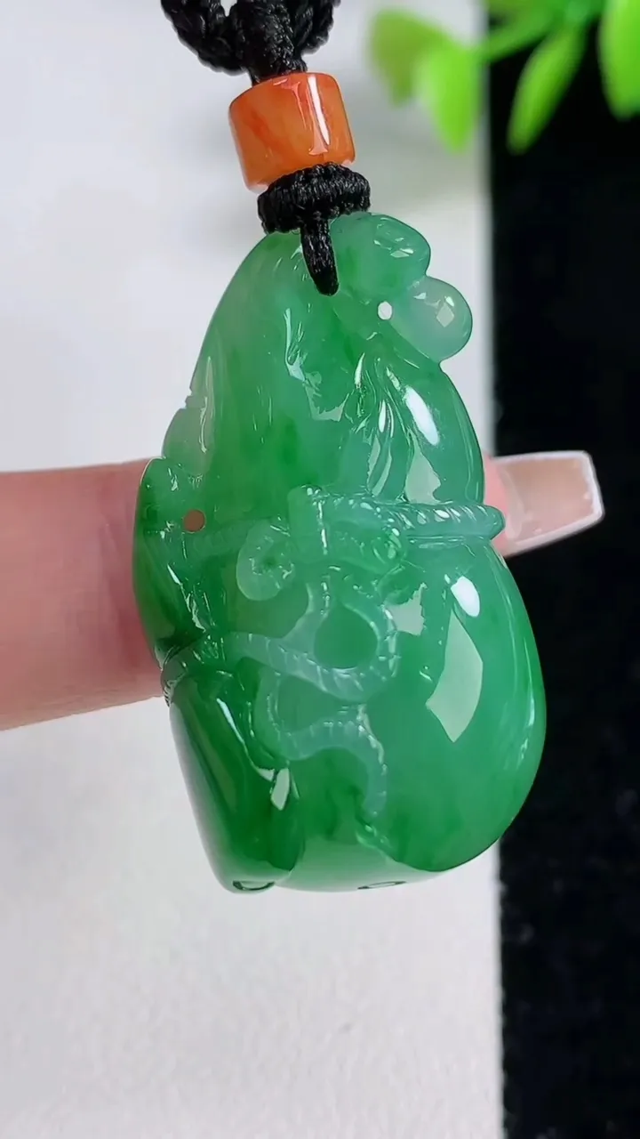 天然A货翡翠葫芦吊坠，尺寸34.7-18.9-11.4，重量:15.79g
12月10日