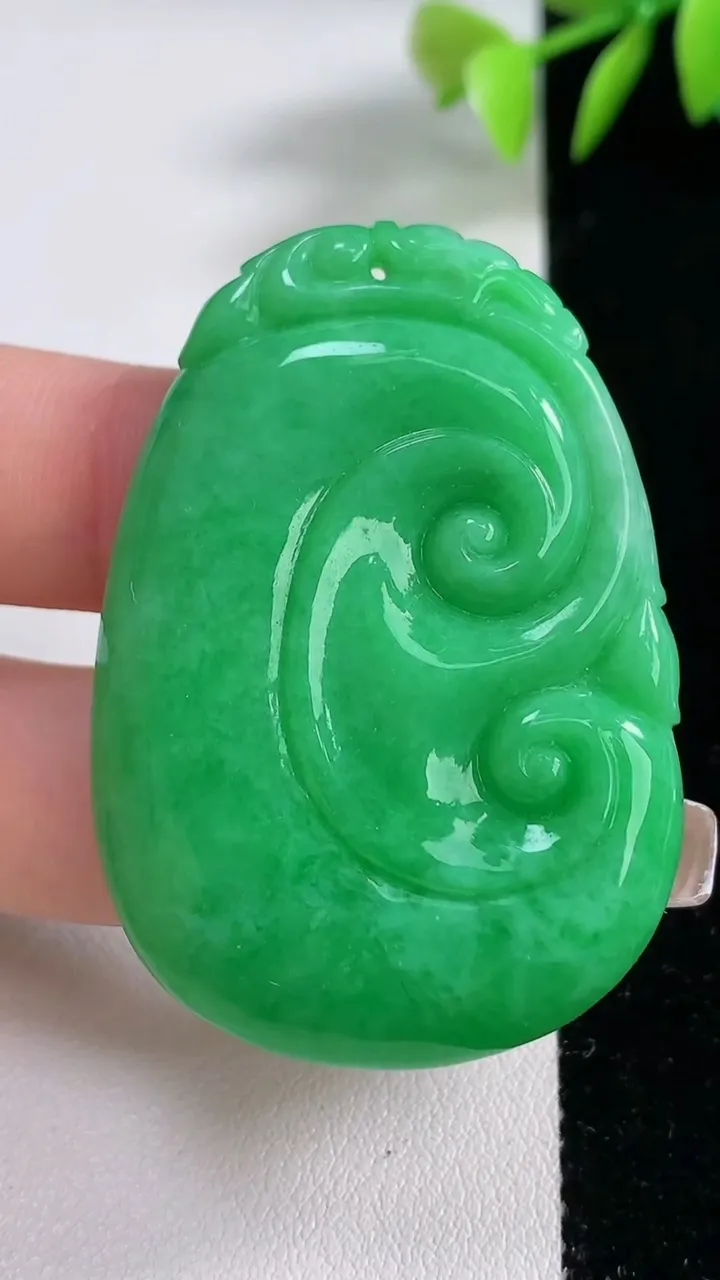 天然A货翡翠如意吊坠，尺寸48.3-33.8-5.6，重量:21.11g
12月10日