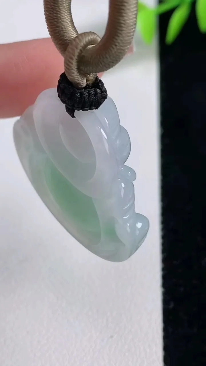 天然A货翡翠佛公吊坠，尺寸29.3-34-9.7，重量:18.64g
12月10日