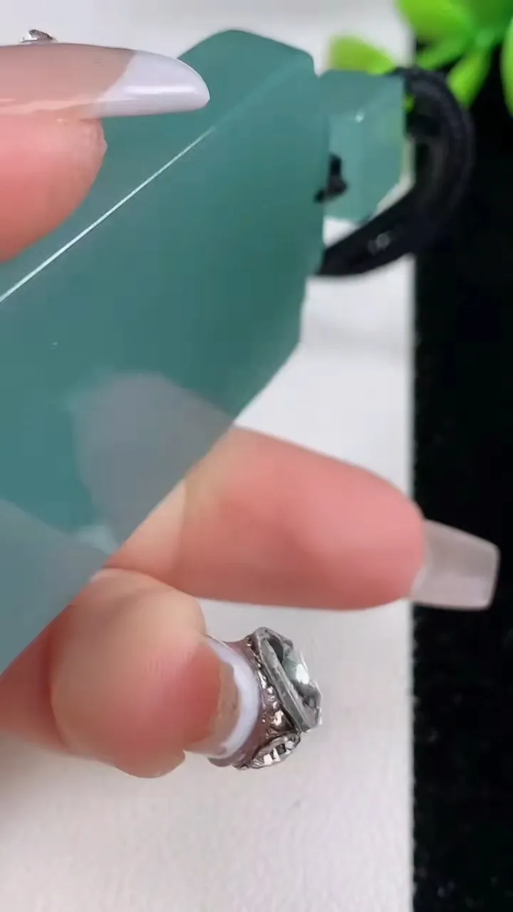 天然A货翡翠无事牌吊坠，尺寸61.2-31.2-8，重量:56.48g
12月10日