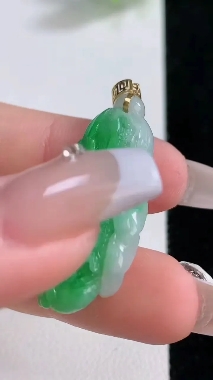 天然A货翡翠白菜吊坠，尺寸34.5-16.5-5.7，重量:5.80g
12月10日