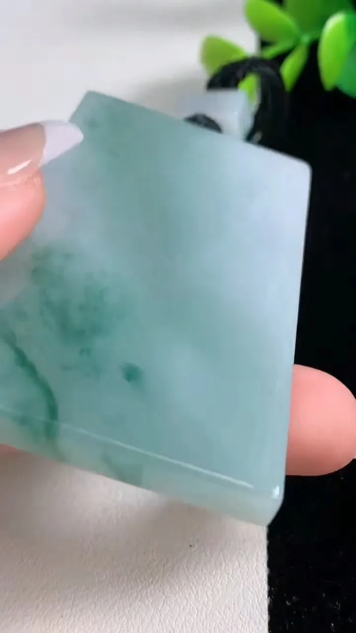 天然A货翡翠飘花无事牌吊坠，尺寸60.7-39.6-6.2，重量:54.00g
12月10日