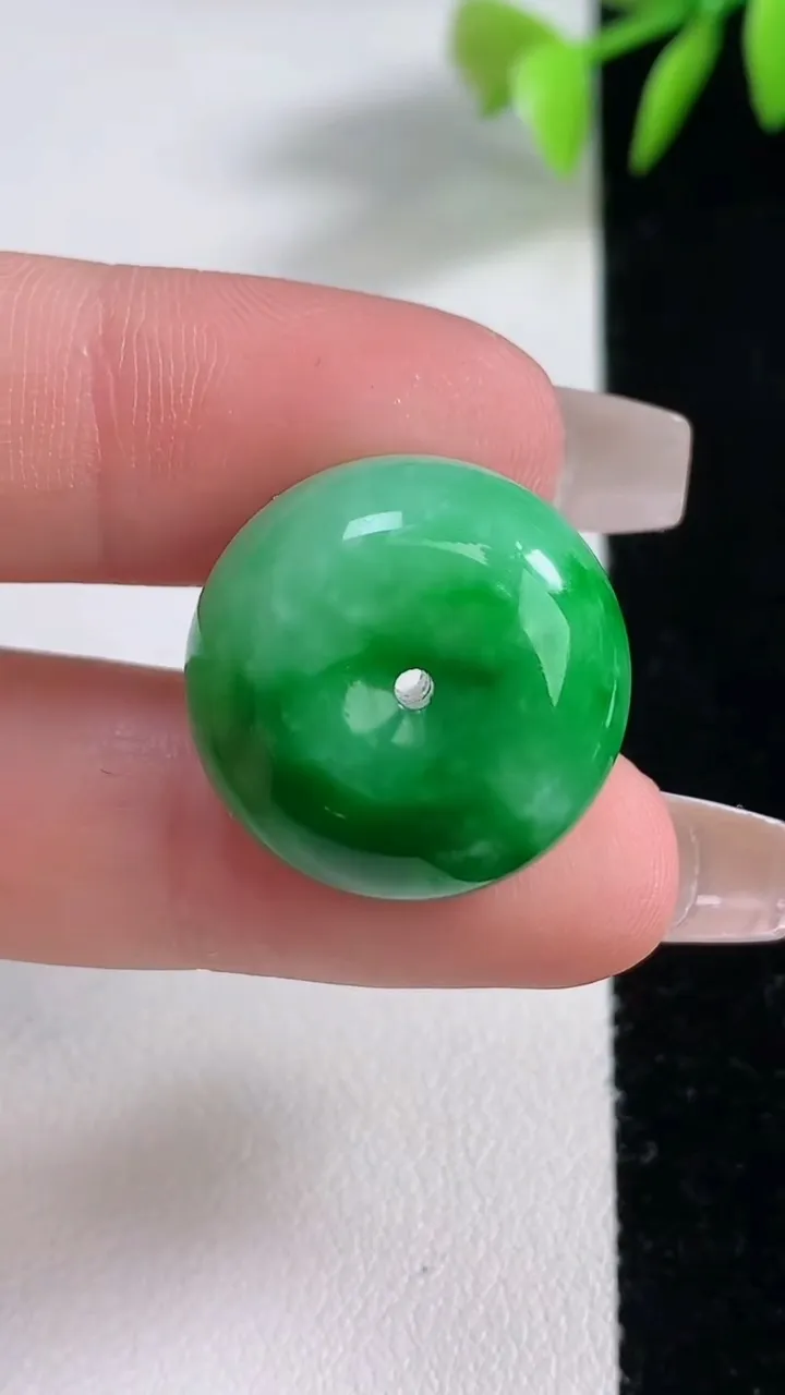 天然A货翡翠路路通吊坠，尺寸20.2-12.3，重量:11.60g
12月10日