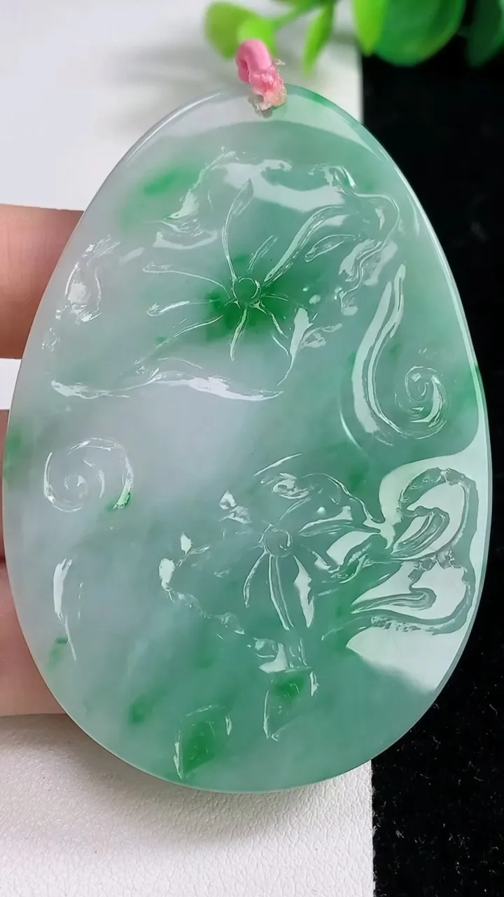 天然A货翡翠一念之间吊坠，尺寸70-48.3-5.6，重量:42.12g
12月10日