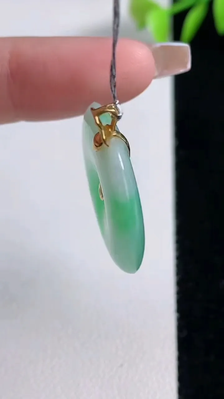 天然A货翡翠平安扣吊坠，尺寸25.6-4.6，重量:6.61g
12月10日