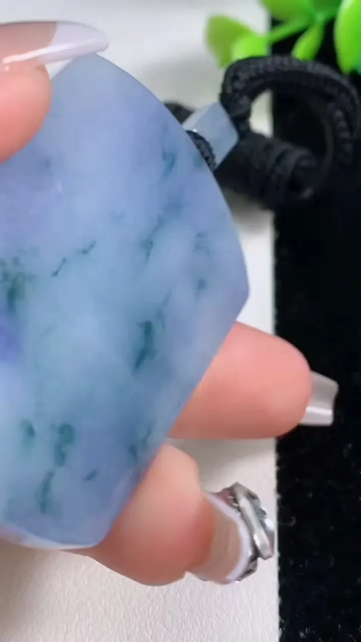 天然A货翡翠紫罗兰飘花无事牌吊坠，尺寸51.7-34.6-5.9，重量:36.51g
12月10日