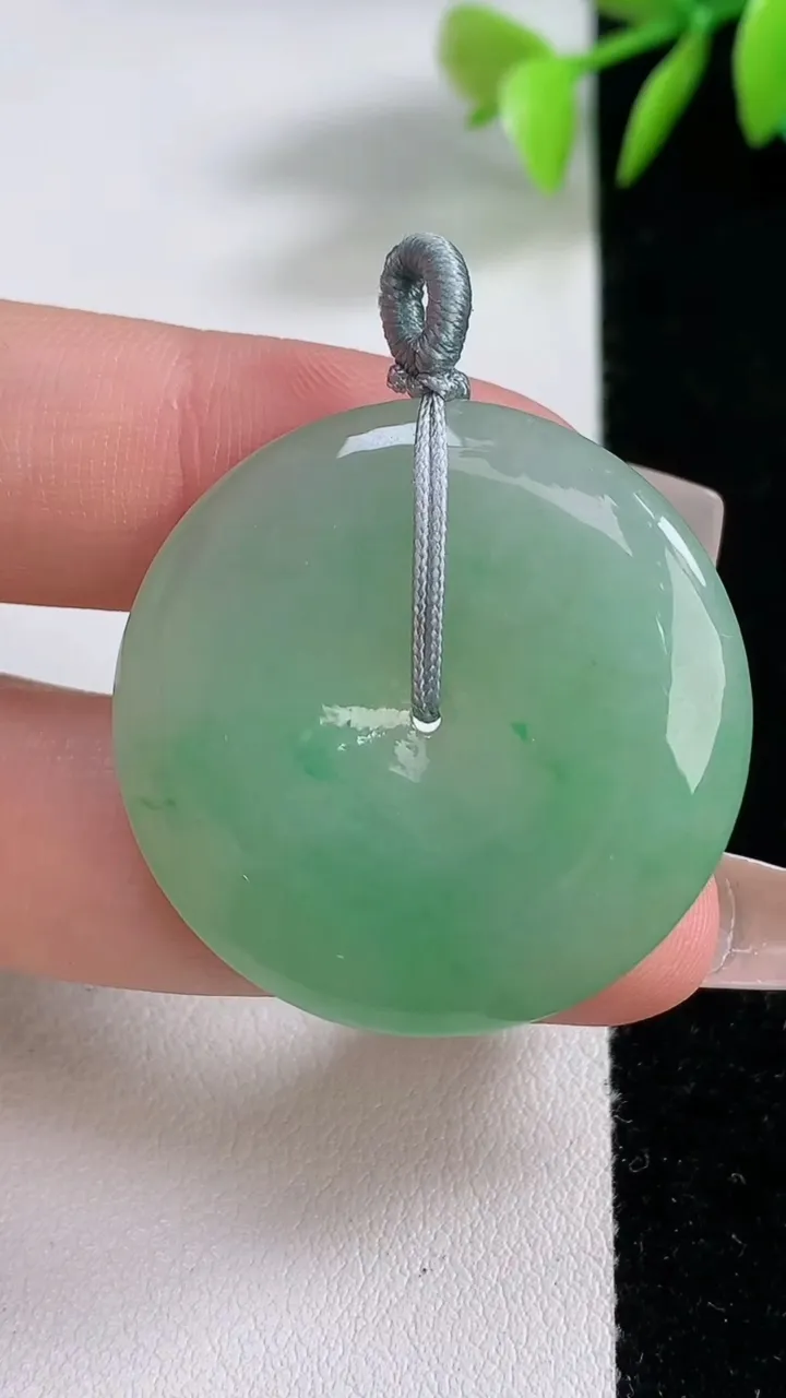 天然A货翡翠平安扣吊坠，尺寸32.8-5.7，重量:12.50g
12月10日