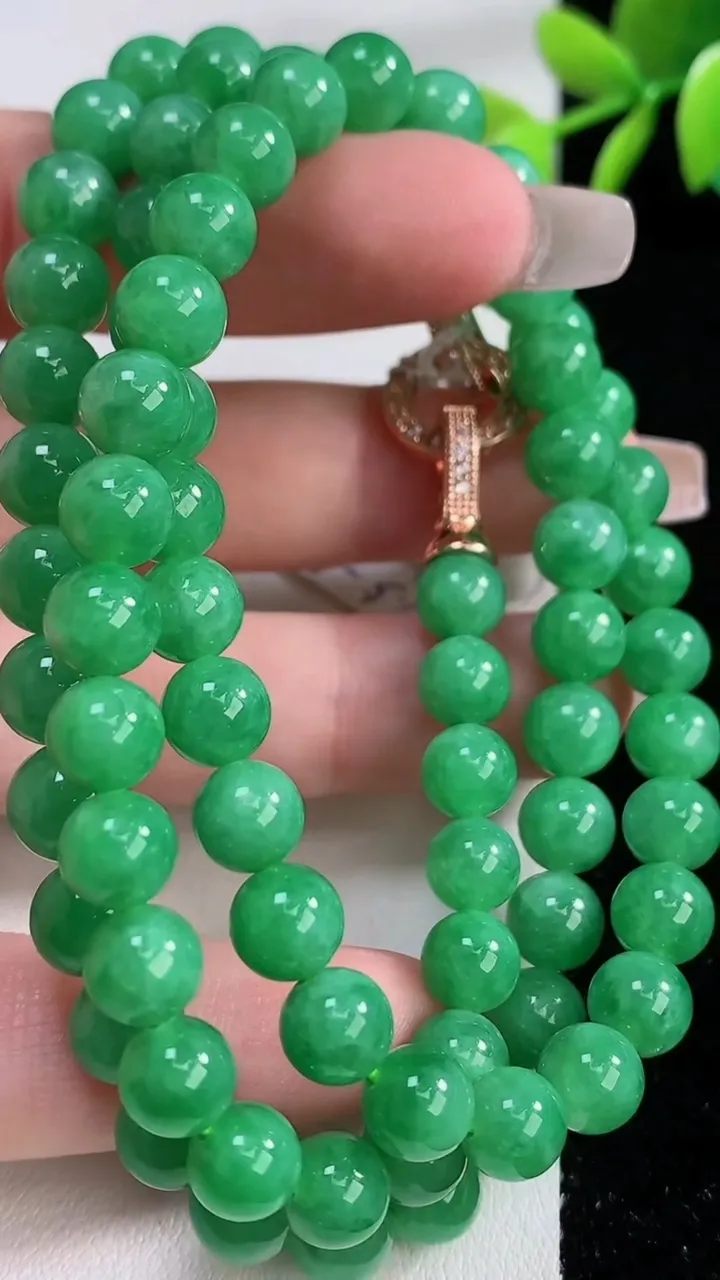 天然A货翡翠圆珠项链，尺寸7.5-79颗，重量:49.19g12月10日
工厂直销收藏佳品,种好水足，色泽均匀，有种有色，上手高大气！