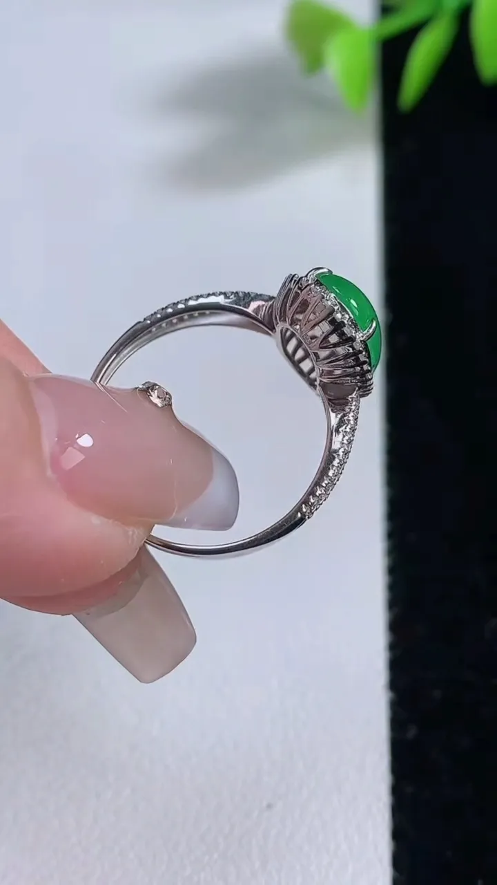 天然A货翡翠蛋面戒指，尺寸17.8-11.7-7.2-6，重量:2.69g2025年12月10日
工厂直销收藏佳品,种好水足，色泽均匀，有种有色，上手高大气！