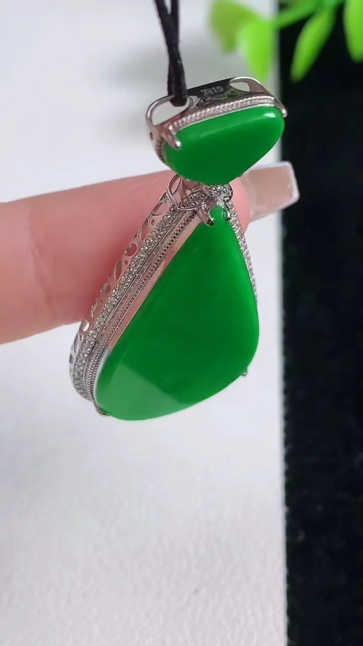 天然A货翡翠水滴吊坠，尺寸41.4-20.8-5.6，裸石29.7-18.2重量:5.82g
12月10日