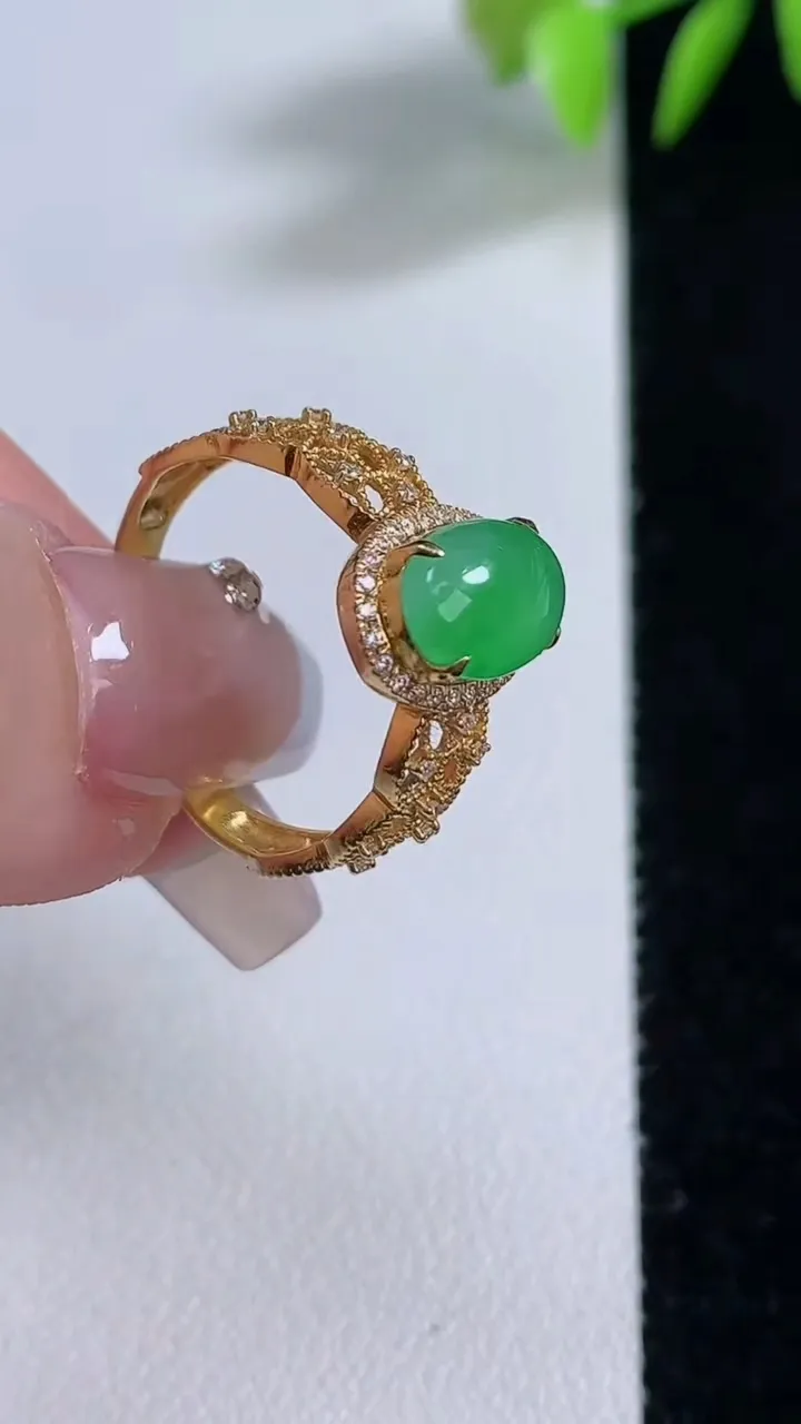 天然A货翡翠蛋面戒指，尺寸18-9.3-6.2，重量:2.37g2025年12月10日
工厂直销收藏佳品,种好水足，色泽均匀，有种有色，上手高大气！