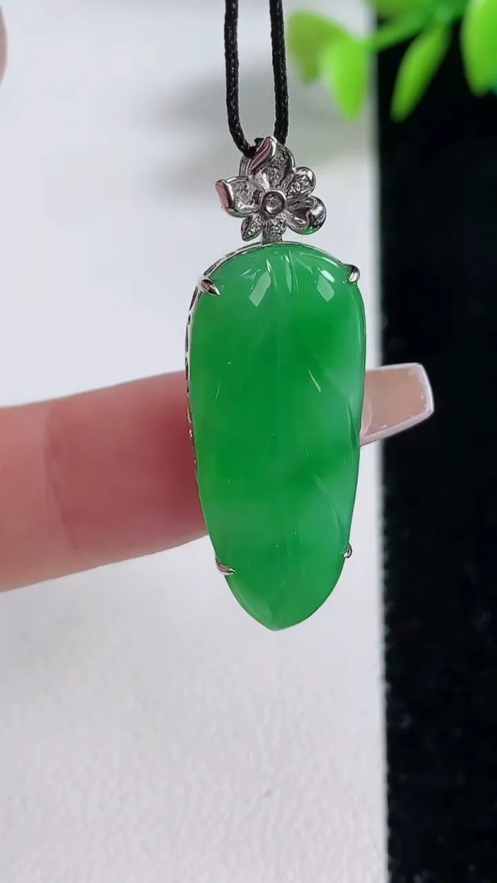 天然A货翡翠金枝玉叶  叶子吊坠，尺寸27.5-12-5，重量:4.03g
12月10日